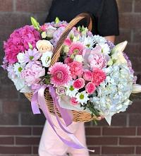 Цветочная композиция из Розы, Хризантемы, Пионы и Лизиантусы в корзине в Кыштыме