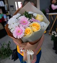 Букет цветов из:  Герберы, Розы и Хризантемы в Кыштыме
