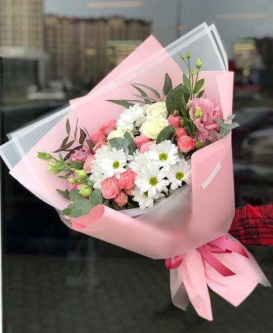 Букет цветов из: Розы, Лизиантусы и Хризантемы в Кыштыме
